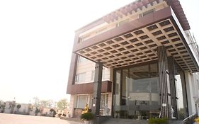 Dhamma Grand Hotel Resort